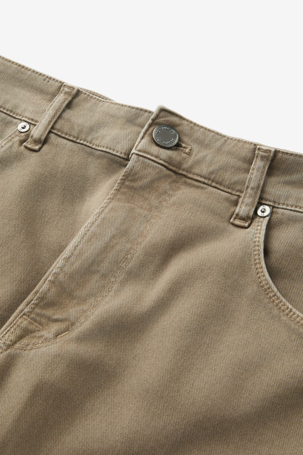 PT 토리노(PT TORINO) 5포켓 데님은 베이직하고 캐주얼한 스타일을 연출하는 남성용 데님 팬츠입니다. 사계절 모두 착용 가능하며, 출근룩이나 비즈니스 캐주얼에도 잘 어울립니다. 레귤러핏과 스트레이트 핏으로 제작되어 편안한 착용감을 제공하며, 무지 디자인으로 다양한 상의와 손쉽게 매치할 수 있습니다. 면과 데님 소재를 사용하여 내구성과 활동성을 높였으며, 5포켓 디자인으로 실용성을 더했습니다. 미니멀하고 클래식한 스타일을 선호하는 분들께 추천합니다.
