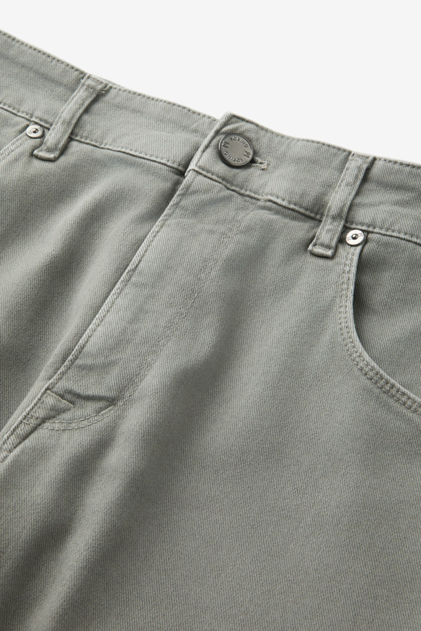 PT 토리노 5포켓 데님은 남성용 바지로, 일상과 비즈니스 캐주얼룩에 모두 활용하기 좋은 아이템입니다. 그레이 컬러의 무지 디자인으로, 어떤 상의에도 쉽게 매치하여 미니멀하고 클래식한 스타일을 연출할 수 있습니다. 레귤러핏으로 제작되어 편안한 착용감을 제공하며, 사계절 모두 활용 가능한 데님 소재로 제작되었습니다. 5포켓 디자인으로 실용성을 더했으며, 출근룩에도 잘 어울리는 세련된 디자인이 특징입니다.
