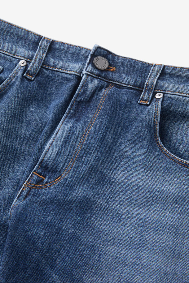 PT 토리노 코튼 캐시미어 데님은 부드러운 촉감과 보온성을 갖춘 남성용 데님 팬츠입니다. 빈티지하면서도 캐주얼한 스타일을 연출하며, 레귤러핏으로 편안한 착용감을 선사합니다. 면과 캐시미어 혼방 소재로 제작되어 겨울철에도 따뜻하게 입을 수 있습니다. 워싱 디테일이 돋보이는 블루 컬러의 무지 디자인으로, 다양한 상의와 손쉽게 매치할 수 있습니다. 캐주얼, 클래식, 미니멀 스타일을 즐겨 입는 남성에게 추천합니다.
