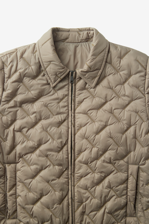 COSTUMEIN(코스튬인) 톰 퀼티드 점퍼는 남녀 모두 착용 가능한 캐주얼, 미니멀 스타일의 점퍼입니다. 퀼팅 처리된 베이지 컬러의 두꺼운 두께감으로 가을, 겨울 시즌에 적합하며, 출근룩으로 활용하기 좋습니다. 레귤러핏에 집업 여밈 방식이며, 긴 소매와 립 디테일이 특징입니다. 크롭 기장으로 세련된 핏을 연출하며, 다양한 스타일과 매치하여 클래식한 무드를 더할 수 있습니다.
