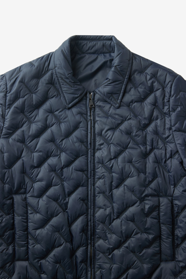 COSTUMEIN (코스튬인) 톰 퀼티드 점퍼는 남녀 모두 착용 가능한 캐주얼하고 미니멀한 스타일의 점퍼입니다. 봄, 가을에 어울리는 얇은 두께감과 가벼운 착용감으로 일상, 출근룩, 산책룩 등 다양한 TPO에 활용하기 좋습니다. 네이비 컬러의 퀼팅 패턴이 특징이며, 레귤러 핏과 긴 소매, 립 디테일이 편안하고 세련된 분위기를 연출합니다. 집업 스타일로 간편하게 착용 가능하며, 경량 소재로 제작되어 활동성을 높였습니다.
