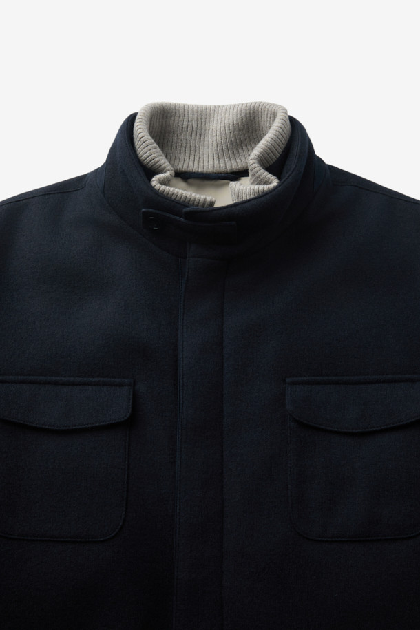 Mandelli(만델리) 캐시미어 4포켓 구스 다운은 남성용 겨울 아우터로, 일상과 TPO(출근룩, 비즈니스 캐주얼, 모임룩) 모두에 잘 어울리는 클래식하고 미니멀한 스타일을 연출합니다. 네이비 컬러의 무지 디자인에 레귤러핏으로 제작되었으며, 두꺼운 두께감과 부드러운 캐시미어 소재를 사용하여 고급스러운 촉감을 선사합니다. 4포켓 디자인과 버튼 여밈 방식으로 클래식한 멋을 더했으며, 긴 소매 기장과 구스다운 충전재로 보온성을 높였습니다. 럭셔리한 외관을 자랑하며, 겨울철 스타일과 보온성을 동시에 만족시키는 아이템입니다.
