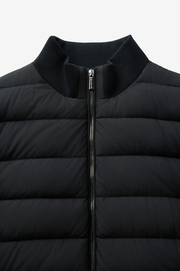 MOORER(무레르) 브란카 경량 다운은 봄, 가을 간절기에 활용하기 좋은 여성용 아우터입니다. 블랙 컬러의 무지 디자인으로 미니멀하고 베이직한 스타일을 연출하며, 출근룩과 캐주얼 스타일 모두에 잘 어울립니다. 얇고 부드러운 나일론 소재를 사용하여 가볍고 편안한 착용감을 제공하며, 크롭 기장과 레귤러핏으로 세련된 실루엣을 완성합니다. 집업 스타일의 숏패딩으로 긴 소매 디자인과 경량 보온 기능을 갖춰 간절기 날씨 변화에 유연하게 대응할 수 있습니다.
