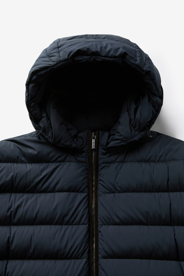 무레르(MOORER) 유리코 후디 경량 다운 자켓입니다. 네이비 컬러의 캐주얼하고 미니멀한 디자인으로, 겨울철 출근룩에 적합합니다. 얇은 두께감과 부드러운 촉감의 나일론 소재를 사용하여 편안한 착용감을 선사합니다. 집업 스타일의 레귤러핏 후드 자켓으로, 가죽 트리밍 디테일이 돋보입니다. 경량 및 보온 기능을 갖춘 실용적인 아이템입니다.
