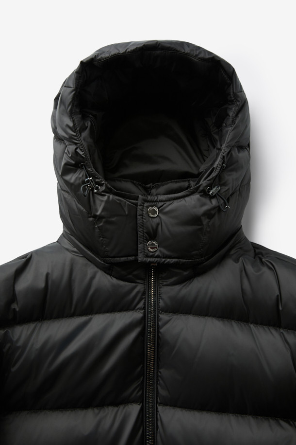 무레(MOORER) 브렛 후디 푸퍼 다운은 겨울철 캐주얼 스타일을 위한 필수 아이템입니다. 오버핏으로 제작되어 편안한 착용감을 선사하며, 후드와 볼륨감 있는 디자인이 돋보입니다. 무지 블랙 컬러와 숏 기장으로 어떤 옷에도 쉽게 매치할 수 있습니다. 보온성이 뛰어난 구스다운 소재를 사용하여 추운 날씨에도 따뜻하게 몸을 보호해 줍니다. 집업 여밈 방식과 긴 소매는 활동성을 더하며 부드러운 촉감으로 편안함을 더합니다.
