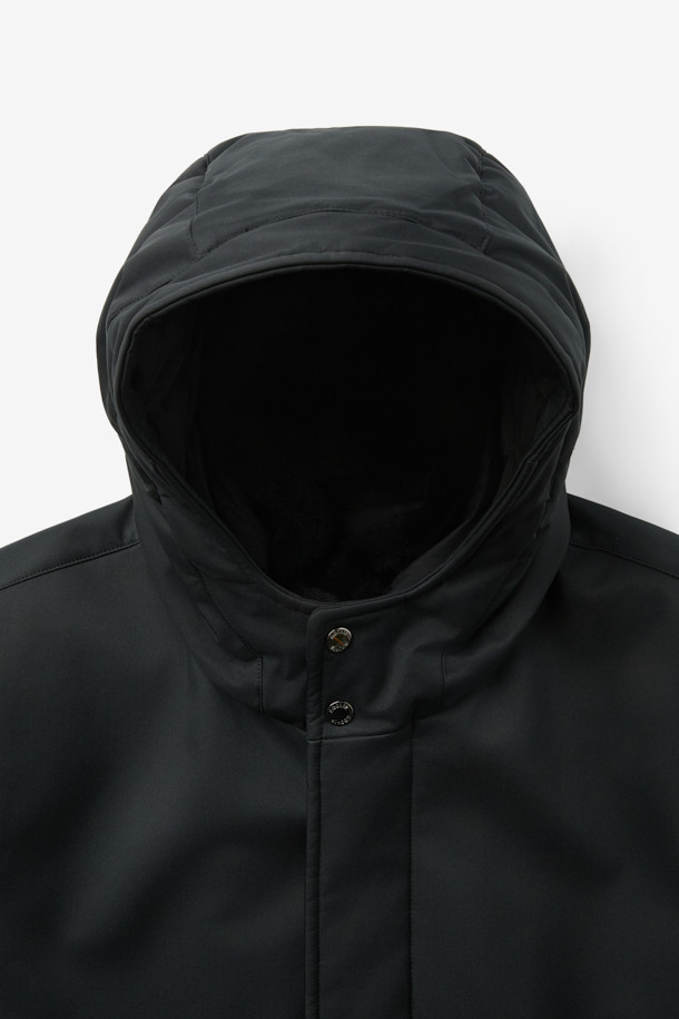 MOORER(무레르) 바네스 카라 퍼 헤비 다운은 겨울철 출근룩을 위한 클래식하고 미니멀한 스타일의 구스다운 점퍼입니다. 풍성한 퍼 카라가 돋보이며, 퀼팅 처리된 안감과 레귤러핏으로 제작되어 부드러운 촉감과 뛰어난 보온성을 제공합니다. 지퍼형 여밈 방식과 긴 소매 기장으로 편안함을 더했으며, 블랙 컬러의 무지 디자인으로 어떤 옷에도 쉽게 매치할 수 있습니다. 두꺼운 두께감의 헤비 다운으로 추운 날씨에도 따뜻하게 착용할 수 있습니다.
