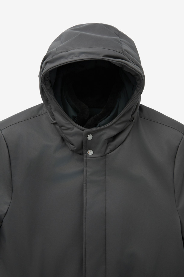 무어러 바네스 카라 퍼 헤비 다운은 겨울철 당신의 스타일을 책임질 헤비 구스다운 점퍼입니다. 블랙 컬러의 무지 디자인으로, 클래식하면서도 미니멀하고 시크한 스타일을 연출합니다. 레귤러핏과 레귤러 기장으로 편안한 착용감을 제공하며, 지퍼 여밈 방식으로 간편하게 입고 벗을 수 있습니다. 카라 퍼 디테일과 퀼팅 안감이 특징이며, 보온 기능을 갖춰 출근룩이나 연말 모임룩에 모두 잘 어울립니다. 부드러운 촉감의 구스다운 소재로 제작되어 뛰어난 보온성을 선사합니다.
