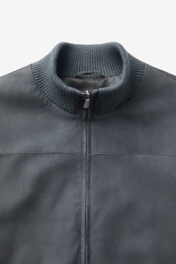 Mandelli(만델리) 스웨이드 캐시미어 져지는 부드러운 촉감과 두꺼운 두께감으로 가을, 겨울철 따뜻하게 착용하기 좋은 남성 블루종입니다. 클래식하고 미니멀한 디자인에 그레이 컬러, 무지 패턴으로 어떤 스타일에도 잘 어울립니다. 레귤러핏으로 제작되었으며, 져지 소매와 염소가죽을 사용하여 고급스러움을 더했습니다. 집업 스타일이며, 출근룩, 비즈니스 캐주얼, 모임룩 등 다양한 TPO에 활용할 수 있습니다. 
