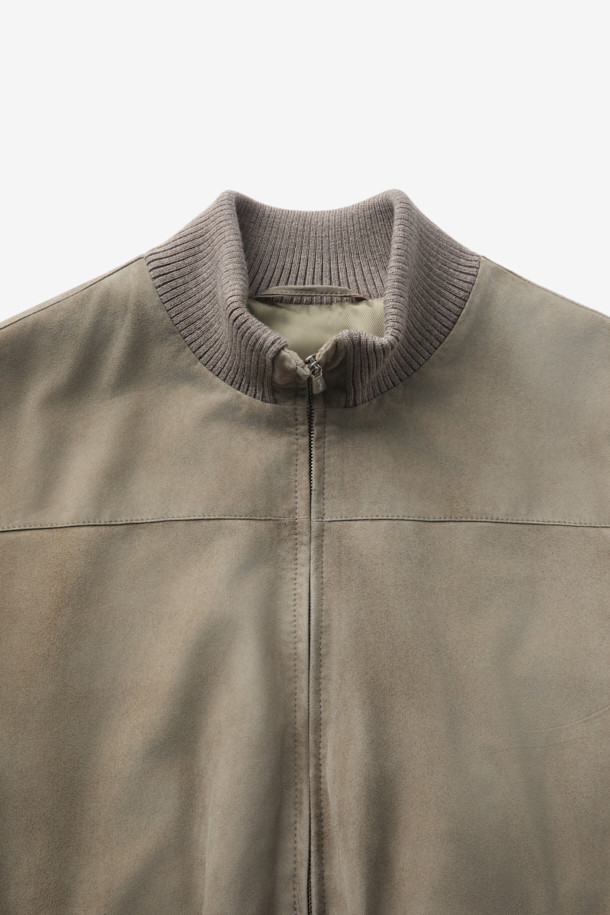 Mandelli(만델리) 스웨이드 캐시미어 져지는 부드러운 촉감과 보온성을 자랑하는 아우터입니다. 가을, 겨울 시즌에 어울리는 두꺼운 두께감으로 클래식하고 미니멀한 스타일을 연출합니다. 베이지, 그레이 두 가지 색상으로 출시되었으며, 레귤러 핏의 집업 스타일로 편안하게 착용 가능합니다. 특히 소매 부분의 캐시미어 져지 소재가 고급스러움을 더하며, 데이트룩, 출근룩, 모임룩 등 다양한 TPO에 활용 가능합니다. 시크한 매력을 뽐내고 싶은 날, Mandelli(만델리) 스웨이드 캐시미어 져지를 선택해 보세요.
