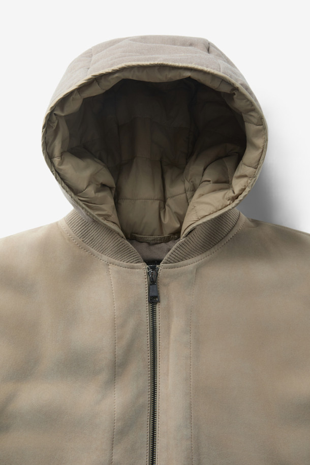 GALLOTTI(갈로티) 스웨이드 패딩 후디 아우터는 가을과 겨울에 따뜻하게 착용할 수 있는 남성용 점퍼입니다. 부드러운 스웨이드와 양가죽 소재로 제작되어 고급스러운 촉감을 선사하며, 레귤러핏으로 편안한 착용감을 제공합니다. 캐주얼 스타일의 무지 디자인에 후드, 긴소매, 집업 여밈 방식이 적용되어 실용성을 더했습니다. 두꺼운 두께감과 패딩 안감으로 보온성을 높였으며, 미니멀하고 클래식한 스타일을 연출하기 좋습니다. 베이지 컬러로 다양한 스타일에 매치하기 용이합니다.
