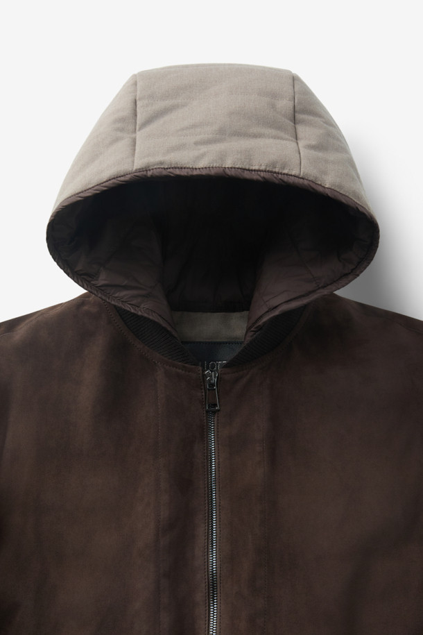 GALLOTTI(갈로티) 스웨이드 패딩 후디 아우터는 부드러운 스웨이드 소재와 두꺼운 두께감으로 가을, 겨울철 따뜻함을 선사하는 여성용 점퍼입니다. 캐주얼한 무드의 브라운 컬러 무지 디자인에 긴 소매와 후드, 집업 여밈 방식으로 편안함을 더했습니다. 레귤러핏 크롭 기장으로 활동성을 높였으며, 여행룩과 캠핑룩, 캐주얼, 미니멀, 클래식 스타일 연출에 활용하기 좋습니다. 안감과 패딩 충전재로 보온성을 강화하여 추운 날씨에도 따뜻하게 착용할 수 있습니다.
