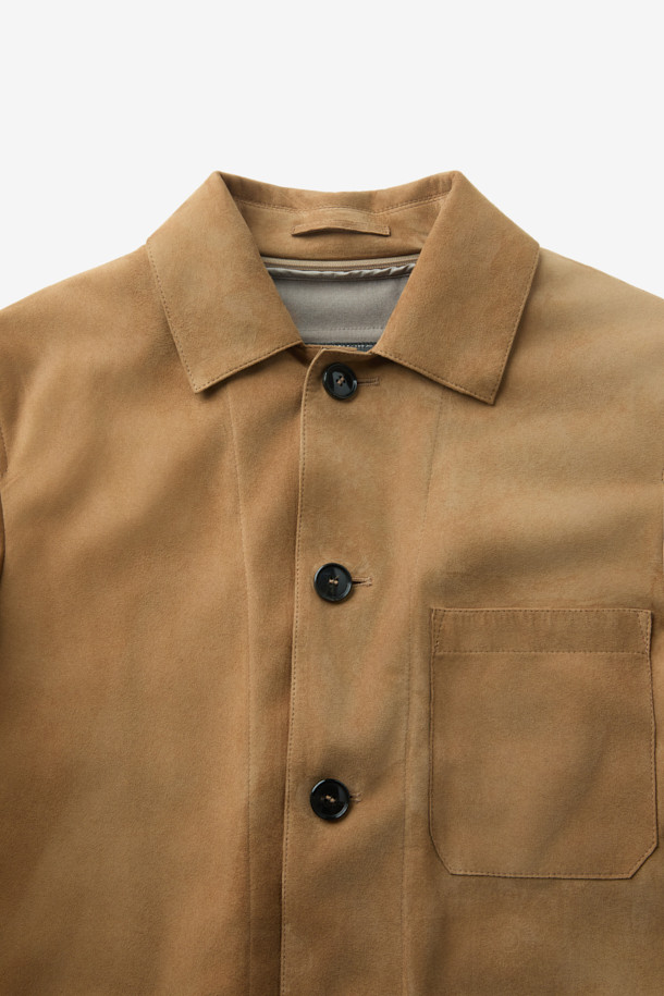 GALLOTTI(갈로티) 스웨이드 초어 재킷 카멜은 가을과 겨울, 당신의 품격을 높여줄 남성용 아우터입니다. 부드러운 스웨이드와 고급스러운 양가죽 소재로 제작되어 따뜻함과 편안한 착용감을 선사합니다. 클래식하고 베이직한 디자인에 카멜 컬러가 더해져 출근룩, 비즈니스 캐주얼, 모임룩 등 다양한 TPO에 활용 가능합니다. 레귤러핏, 싱글 버튼 여밈, 포켓 디테일이 돋보이며, 미니멀하고 시크한 스타일을 연출하기 좋습니다. 두꺼운 두께감과 패딩 안감으로 추운 날씨에도 따뜻하게 몸을 보호해 줍니다.
