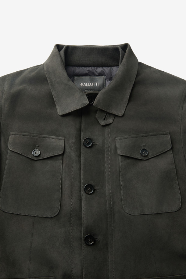 GALLOTTI(갈로티) 스웨이드 4포켓 패딩 사파리 아우터는 남성용 겨울 아우터로, 카키와 그린 두 가지 색상으로 출시되었습니다. 부드러운 스웨이드와 양가죽 소재로 제작되어 고급스러운 촉감을 선사하며, 레귤러핏으로 편안하게 착용 가능합니다. 4포켓 디테일과 패딩 안감으로 보온성을 높였으며, 버튼 여밈 방식의 사파리 코트 스타일입니다. 출근룩과 모임룩, 캐주얼, 클래식, 미니멀 스타일을 모두 소화할 수 있는 활용도 높은 아이템입니다.
