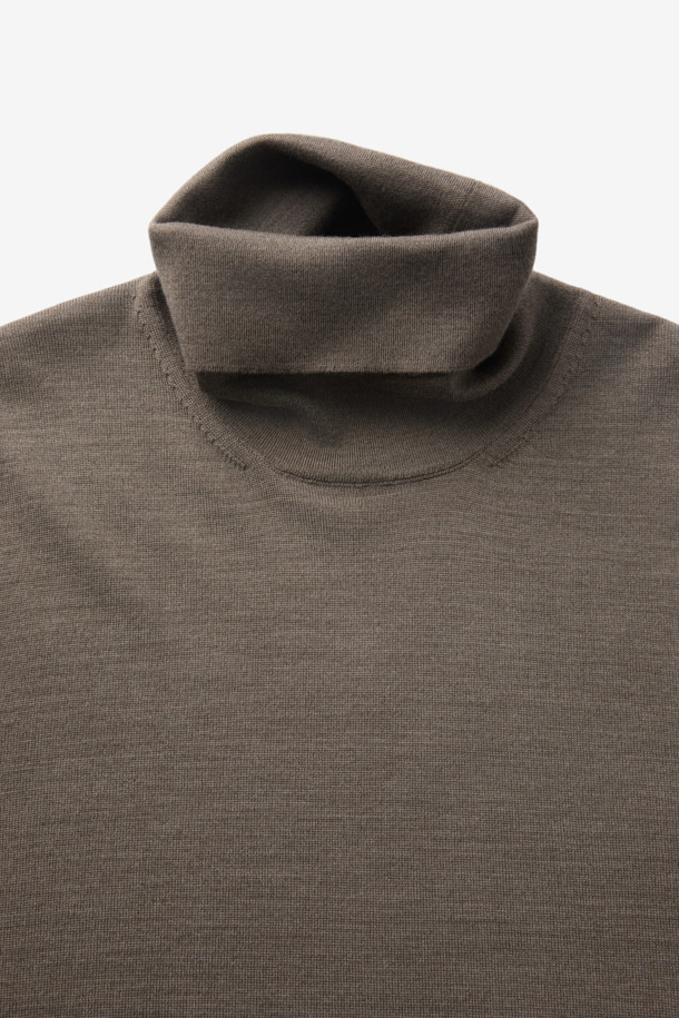 Mandelli(만델리) 위시 울 터틀넥 니트는 여성스러운 실루엣을 연출하는 브라운 컬러의 크롭 기장 터틀넥 니트입니다. 가을과 겨울에 어울리는 얇은 두께감과 부드러운 촉감의 울 소재로 제작되어 편안한 착용감을 선사합니다. 18 게이지 파인 조직으로 짜여져 고급스러운 디자인과 뛰어난 내구성을 자랑하며, 미니멀하고 베이직한 스타일로 다양한 룩에 활용하기 좋습니다. 출근룩, 오피스룩은 물론 클래식, 캐주얼 스타일까지 폭넓게 소화 가능한 아이템입니다.
