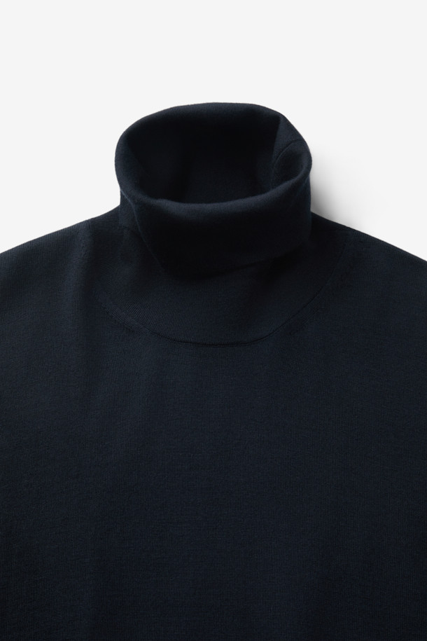 Mandelli(만델리) 위시 울 터틀넥 니트는 미니멀하고 클래식한 스타일을 추구하는 남녀 모두를 위한 상의입니다. 얇은 두께감과 부드러운 촉감의 18게이지 파인 조직 울 소재로 제작되어 가볍고 편안한 착용감을 선사합니다. 차분한 네이비 컬러와 레귤러핏 디자인은 출근룩, 비즈니스 캐주얼, 모임룩 등 다양한 TPO에 활용 가능합니다. 뛰어난 내구성을 자랑하며, 터틀넥 디자인으로 포근함과 고급스러운 분위기를 더합니다. 가을, 겨울 시즌에 활용하기 좋은 데일리 아이템입니다.
