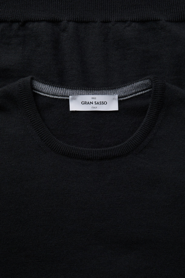 GRAN SASSO(그란 사쏘) 울 베이직 크루넥 니트는 부드러운 촉감의 울 소재로 제작된 남녀 공용 니트입니다. 가을과 겨울에 적합하며, 두꺼운 두께감으로 따뜻하게 착용할 수 있습니다. 레귤러 핏에 라운드넥 디자인으로, 베이직한 스타일을 연출하여 출근룩, 모임룩 등 다양한 TPO에 활용할 수 있습니다. 무지 패턴의 블랙 컬러로, 클래식, 미니멀, 캐주얼 등 어떤 스타일에도 매치하기 용이합니다. 다양한 아우터와 레이어드하여 폭넓은 스타일을 소화할 수 있는 활용도 높은 아이템입니다.
