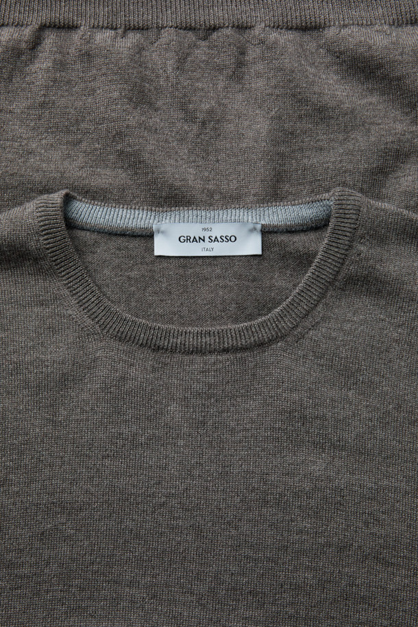 GRAN SASSO(그란 사소) 울 베이직 크루넥 니트는 남성용 상의로, 가을과 겨울에 따뜻하게 입을 수 있는 두꺼운 울 100% 소재의 긴소매 니트입니다. 베이직한 디자인의 레귤러핏 라운드넥 스타일로, 출근룩이나 비즈니스 캐주얼에 활용하기 좋습니다. 클래식, 미니멀, 캐주얼 등 다양한 스타일에 매치하기 용이하며 부드러운 촉감으로 편안하게 착용할 수 있습니다. 무지 패턴의 그레이 컬러로 어떤 옷에도 쉽게 코디할 수 있어 활용도가 높습니다.
