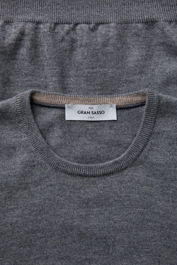 GRAN SASSO(그란 사쏘) 울 베이직 크루넥 니트는 남성용 상의입니다. 가을과 겨울에 착용하기 좋은 두꺼운 두께감의 울 소재로 제작되었으며, 부드러운 촉감을 선사합니다. 라운드넥, 긴소매, 레귤러핏의 베이직한 디자인으로, 출근룩과 비즈니스 캐주얼은 물론 클래식, 미니멀, 캐주얼 스타일 모두 소화 가능합니다. 다양한 아우터와 매치하여 폭넓은 스타일을 연출할 수 있는 활용도 높은 아이템입니다. 그레이 컬러의 무지 니트입니다.
