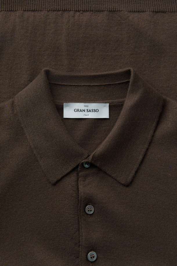 GRAN SASSO(그란 사쏘) 울 베이직 카라넥 니트는 남성용 니트/스웨터로, 가을과 겨울에 착용하기 좋은 두꺼운 두께감의 긴소매 제품입니다. 브라운 컬러의 레귤러핏 디자인이며, 베이직하고 클래식한 스타일을 연출합니다. 부드러운 촉감의 울 소재와 3버튼 디테일의 카라넥 디자인이 특징이며, 출근룩, 비즈니스 캐주얼, 모임룩 등 다양한 TPO에 활용할 수 있습니다. 미니멀하고 클래식한 무드를 선호하는 분들께 추천하는 아이템입니다.
