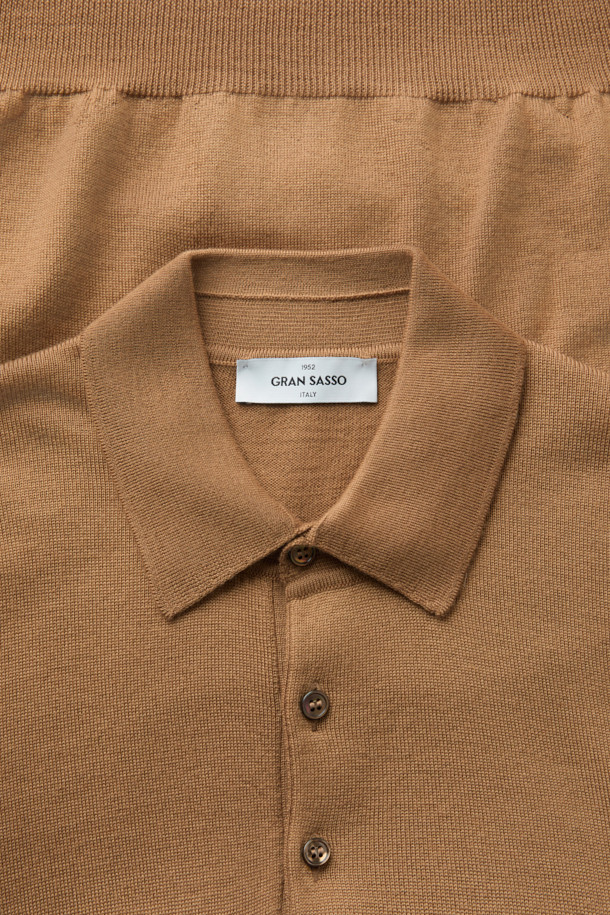 GRAN SASSO(그란 사쏘) 울 베이직 카라넥 니트는 남성용 니트/스웨터로, 가을과 겨울에 따뜻하게 착용할 수 있습니다. 부드러운 촉감의 울 소재로 제작되었으며, 레귤러핏과 긴소매, 두꺼운 두께감으로 포근함을 더했습니다. 베이직하고 클래식한 디자인에 카라넥과 3버튼 디테일이 더해져 출근룩, 비즈니스 캐주얼, 모임룩 등 다양한 TPO에 활용 가능합니다. 미니멀하고 캐주얼한 스타일을 연출하기에도 좋습니다. 베이지와 카멜 두 가지 색상으로 만나보세요.
