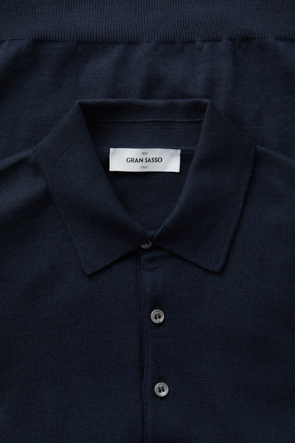 GRAN SASSO(그란 사소) 울 베이직 카라넥 니트는 남성용 상의로, 가을과 겨울에 따뜻하게 착용할 수 있는 두꺼운 울 소재의 니트 스웨터입니다. 클래식하고 미니멀한 스타일을 추구하는 남성에게 적합하며, 레귤러핏으로 제작되어 편안한 착용감을 선사합니다. 네이비 컬러의 무지 디자인에 긴소매, 카라넥, 3버튼 디테일이 돋보이며, 부드러운 촉감이 특징입니다. 출근룩, 비즈니스 캐주얼, 모임룩 등 다양한 TPO에 활용 가능하여 실용성을 더합니다.
