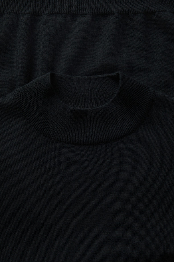 GRAN SASSO(그란 사쏘) 울 베이직 모크넥 니트는 가을, 겨울 시즌을 위한 공용 니트/스웨터입니다. 부드러운 촉감의 울 소재로 제작되어 포근한 착용감을 선사하며, 레귤러핏과 긴 소매 기장으로 편안한 착용감을 제공합니다. 미니멀하고 베이직한 디자인으로 출근룩은 물론 다양한 스타일 연출에 활용하기 좋습니다. 블랙 컬러의 무지 디자인과 모크넥 라인이 세련된 느낌을 더하며, 두꺼운 두께감으로 보온성을 높였습니다.
