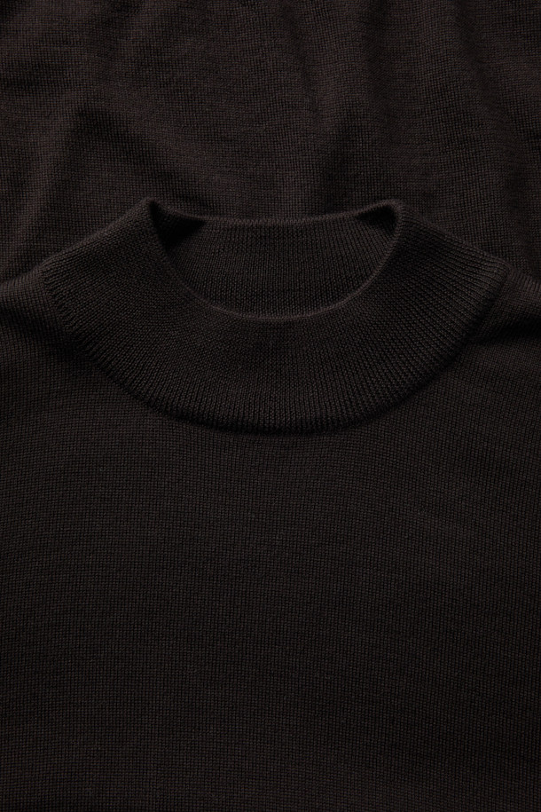 GRAN SASSO(그란 사소) 울 베이직 모크넥 니트는 가을, 겨울 시즌에 어울리는 남녀 공용 니트입니다. 부드러운 촉감의 울 소재로 제작되어 포근한 착용감을 선사하며, 레귤러 핏과 긴 소매 기장으로 편안함을 더합니다. 미니멀하고 베이직한 디자인은 출근룩, 모임룩 등 다양한 TPO에 활용 가능하며, 클래식, 미니멀, 캐주얼 스타일 모두 소화할 수 있습니다. 블랙 컬러의 무지 디자인에 모크넥 라인이 더해져 세련된 느낌을 줍니다. 두꺼운 두께감으로 따뜻하게 착용할 수 있는 데일리 니트입니다.
