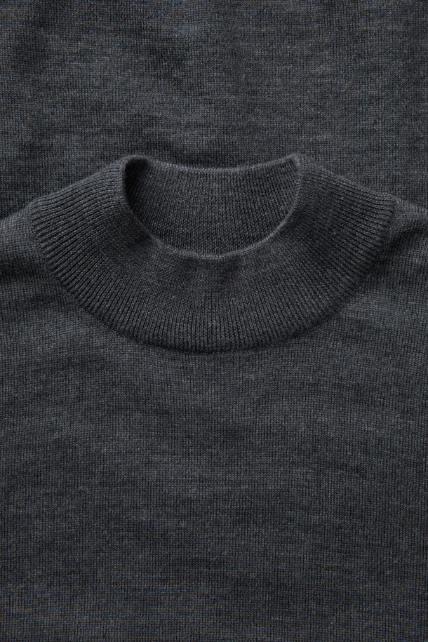 GRAN SASSO(그란 사소) 울 베이직 모크넥 니트는 남성용 상의입니다. 부드러운 촉감의 울 100% 소재로 제작되어 가을, 겨울철 따뜻하게 착용할 수 있습니다. 레귤러 핏에 긴소매 기장으로, 베이직하고 미니멀한 스타일을 연출합니다. 출근룩과 같은 TPO에 활용하기 좋으며, 클래식, 미니멀, 캐주얼 스타일을 모두 소화 가능합니다. 두꺼운 두께감의 무지 디자인 모크넥 니트입니다.
