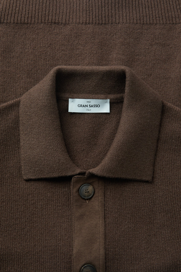 GRAN SASSO(그란 사쏘) 울 카미치아 카디건은 남성용 상의로, 가을과 겨울에 착용하기 좋은 두꺼운 두께감의 울 소재 카디건입니다. 브라운 컬러의 무지 디자인에 셔츠 칼라와 셋인 카라 디테일이 돋보이며, 레귤러 핏과 긴 소매 기장으로 클래식하면서도 미니멀한 스타일을 연출합니다. 부드러운 촉감의 울 소재는 편안한 착용감을 선사하며, 버튼 여밈 방식으로 간편하게 착용할 수 있습니다. 비즈니스 캐주얼 및 출근룩에 적합하며, 다양한 스타일링이 가능한 활용도 높은 아이템입니다.
