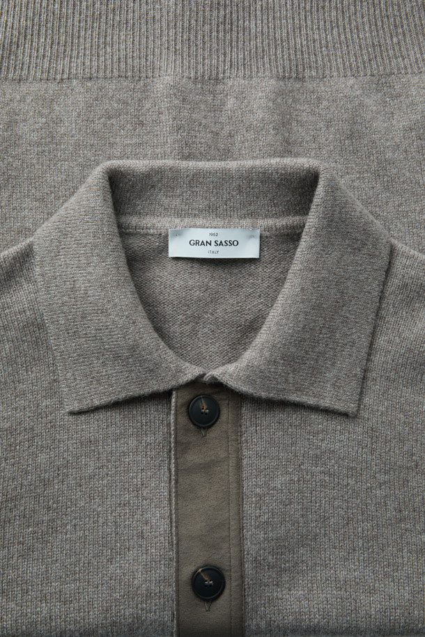 GRAN SASSO(그란 사소) 울 카미치아 카디건은 남성을 위한 가을/겨울 시즌 필수 아이템입니다. 부드러운 울 소재의 레귤러 핏 카디건으로, 클래식하고 미니멀한 스타일을 연출합니다. 셔츠 칼라와 셋인 카라, 버튼 여밈 방식, 긴 소매 기장, 두꺼운 두께감으로 보온성을 높였습니다. 무지 패턴의 그레이 컬러는 출근룩, 비즈니스 캐주얼, 모임룩 등 다양한 TPO에 활용 가능하며, 시크한 매력을 더합니다.
