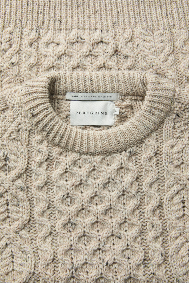 PEREGRINE(페레그린) 허드슨 아란 니트는 남성용 상의 니트/스웨터 제품입니다. 베이지 색상의 레귤러핏 라운드넥 긴소매 울 혼방 니트로, 가을/겨울 시즌에 착용하기 좋습니다. 클래식 스타일의 이 니트는 아란 니트 패턴과 입체적인 짜임, 도톰한 조직감으로 포근하고 따뜻한 착용감을 선사합니다. 출근룩과 모임룩 모두에 잘 어울리며, 미니멀, 캐주얼 스타일과도 매치하기 좋습니다.
