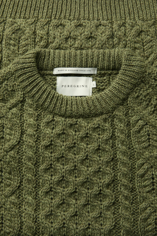 페러그린 허드슨 아란 니트는 영국 브랜드의 남성용 니트 스웨터입니다. 울 소재로 제작되어 가을, 겨울철 따뜻하게 착용할 수 있으며, 두꺼운 두께감으로 보온성을 높였습니다. 클래식한 무드의 라운드넥 디자인에 아란 니트 패턴이 돋보이며, 레귤러핏으로 제작되어 편안한 착용감을 제공합니다. 출근룩이나 모임룩, 클래식 또는 미니멀 스타일 연출에 적합한 아이템입니다.
