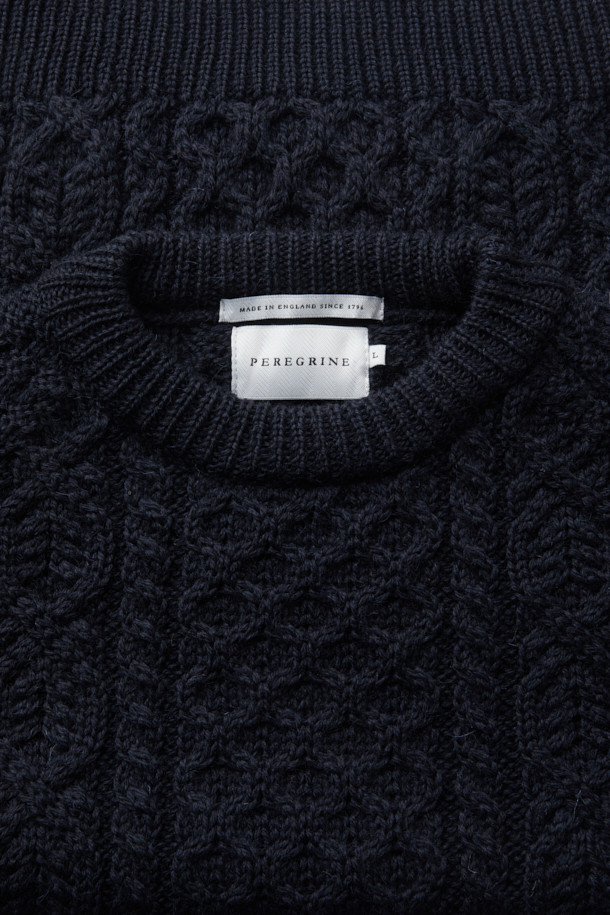 페레그린(PEREGRINE) 허드슨 아란 니트는 영국 브랜드의 남성용 니트 스웨터입니다. 클래식한 스타일의 라운드 넥 디자인으로, 가을과 겨울에 따뜻하게 입을 수 있습니다. 두꺼운 울 소재로 제작되어 부드러운 촉감을 자랑하며, 아란 니트 패턴이 돋보입니다. 레귤러핏으로 제작되어 출근룩, 모임룩, 데이트룩 등 다양하게 활용 가능하며, 미니멀, 캐주얼 스타일에도 잘 어울립니다. 긴 소매 기장의 블랙 컬러 니트입니다.
