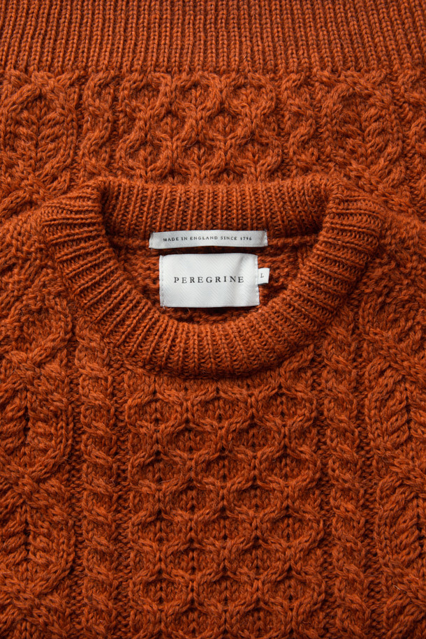 **페레그린 허드슨 아란 니트**는 클래식한 매력을 선사하는 공용 니트 스웨터입니다. 오렌지 및 브라운 컬러로 출시되었으며, 가을과 겨울에 따뜻하게 착용할 수 있습니다. 100% 울 소재로 제작되어 부드러운 촉감과 뛰어난 보온성을 자랑합니다. 아란 니트 패턴과 도톰한 조직감, 입체적인 짜임이 특징이며, 레귤러 핏과 라운드넥 디자인으로 출근룩, 모임룩, 미니멀, 캐주얼 스타일 모두 소화 가능합니다.
