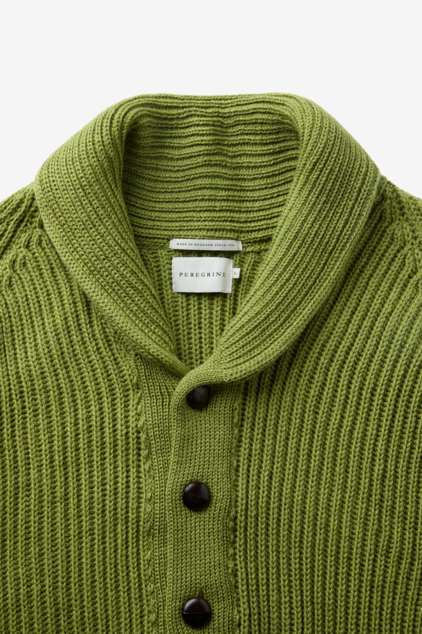 PEREGRINE(페레그린) 윌킨슨 카디건은 울 소재의 남성용 카디건입니다. 가을, 겨울 시즌에 어울리는 두꺼운 두께감과 레귤러 핏으로 제작되었으며, 숄카라 디자인과 클래식한 단추 디테일이 특징입니다. 그린 컬러의 골지 패턴으로 클래식한 무드를 연출하며, 겉옷 안 이너 또는 단독으로도 활용 가능합니다. 출근룩, 모임룩, 비즈니스 캐주얼 등 다양한 TPO에 매치하여 클래식, 미니멀, 캐주얼 스타일을 완성할 수 있습니다. 긴 소매 기장으로 따뜻함을 더했습니다.

