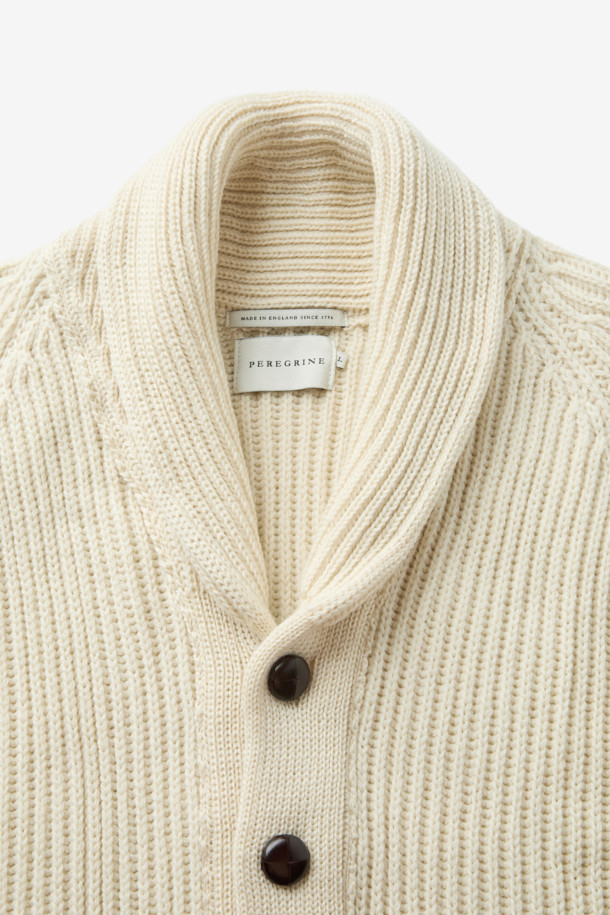 페레그린 윌킨슨 카디건은 가을과 겨울, 일상에서 클래식한 스타일을 연출하는 남성용 니트 카디건입니다. 부드러운 울 소재로 제작되어 뛰어난 착용감을 선사하며, 레귤러 핏과 숄 카라 디자인이 특징입니다. 아이보리와 화이트 두 가지 색상으로 출시되었으며, 무지 패턴에 단추 디테일이 더해져 포인트를 더합니다. 출근룩, 비즈니스 캐주얼, 모임룩 등 다양한 TPO에 활용 가능하며 아우터 또는 이너로도 활용도가 높습니다.
