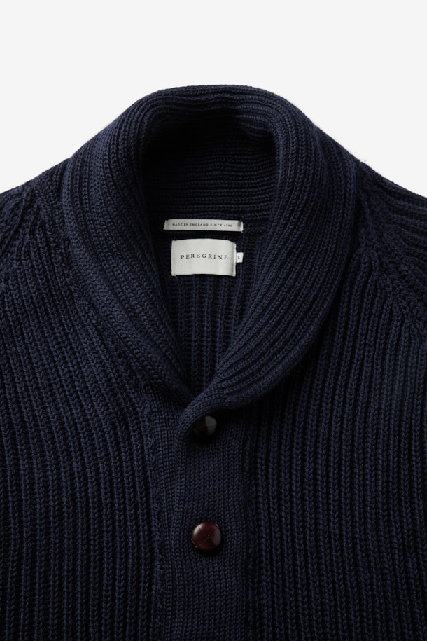 페레그린 윌킨슨 카디건은 영국 브랜드의 클래식한 감성을 담은 울 소재 카디건입니다. 네이비 컬러의 레귤러핏으로, 가을과 겨울에 따뜻하게 착용하기 좋습니다. 숄카라 디자인과 골지 패턴이 특징이며, 단추 디테일로 포인트를 더했습니다. 이너 또는 아우터로 활용 가능하여 출근룩, 모임룩 등 다양한 TPO에 맞춰 클래식, 미니멀, 캐주얼 스타일을 연출할 수 있습니다. 긴 소매 기장의 레귤러 기장으로, 실용성과 스타일을 모두 갖춘 아이템입니다.
