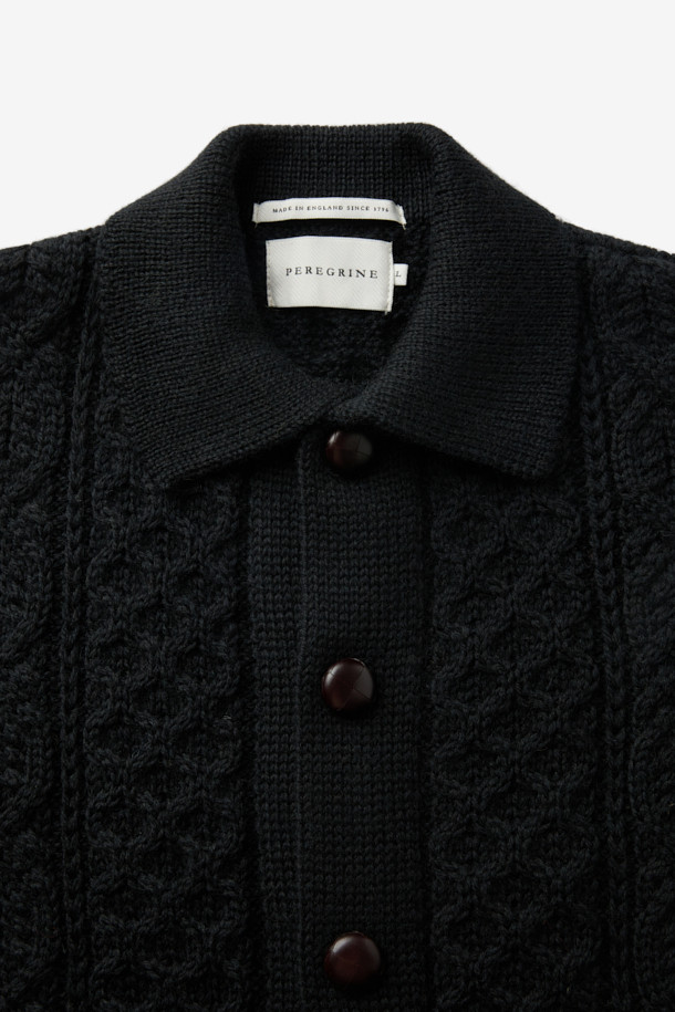페레그린(PEREGRINE) 허드슨 카디건은 가을, 겨울 시즌 남성들을 위한 클래식하고 베이직한 스타일의 울 소재 카디건입니다. 두꺼운 두께감과 레귤러 핏으로 제작되어 따뜻하고 편안한 착용감을 선사합니다. 셋인 카라와 긴 소매, 케이블 패턴이 돋보이며, 버튼 여밈 방식으로 클래식한 매력을 더했습니다. 영국 브랜드 특유의 뛰어난 내구성을 자랑하며, 출근룩, 모임룩, 데이트룩 등 다양한 TPO에 활용 가능합니다. 미니멀, 캐주얼 스타일을 즐기는 분들께도 추천합니다.
