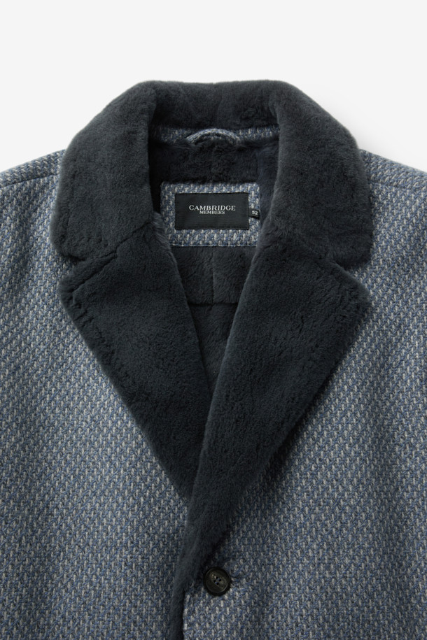 피아첸자 캐시미어 100% 풀퍼 코트는 우아함과 고급스러움을 동시에 선사하는 겨울철 필수 아이템입니다. 부드러운 촉감의 캐시미어 소재와 밍크 퍼 안감으로 제작되어 뛰어난 보온성을 자랑하며, 특별한 날을 위한 모임룩, 오피스룩, 연말 모임룩에 완벽하게 어울립니다. 클래식하고 미니멀한 디자인에 레귤러핏으로 제작되어 어떤 스타일에도 자연스럽게 매치할 수 있으며, 싱글 버튼 여밈 방식으로 세련된 실루엣을 연출합니다. 안감 전체에 퍼가 적용되어 한겨울에도 따뜻하고 포근하게 착용 가능하며, 투톤 컬러감이 은은한 포인트를 더합니다.
