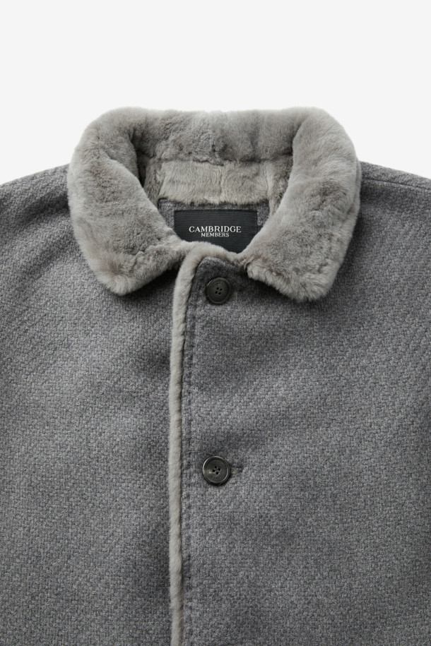 피아젠자 캐100 풀퍼 하프 코트는 겨울철, 클래식하고 고급스러운 스타일을 연출하고 싶은 당신을 위한 아우터입니다. 멜란지, 그레이 두 가지 색상으로 출시되어, 오피스룩, 모임룩, 연말 모임룩 등 다양한 TPO에 활용할 수 있습니다. 겉감은 캐시미어 100%로 제작되어 부드러운 촉감을 선사하며, 안감은 퍼 소재로 보온성을 높였습니다. 하프 기장의 넉넉한 핏과 버튼 여밈 방식으로 편안하면서도 시크한 분위기를 줍니다. 투톤 조직으로 은은한 멋을 더한, 당신의 겨울 스타일을 완성할 하프 코트입니다.
