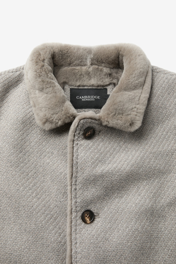 피아젠자 캐시미어 100 풀퍼 하프 코트는 가을과 겨울, 당신의 품격을 높여줄 하프 코트입니다. 클래식하고 엘레강스한 스타일을 추구하는 분들을 위한 아이템으로, 오피스룩, 모임룩, 연말 모임룩 등 다양한 TPO에 활용하기 좋습니다. 부드러운 촉감의 캐시미어와 밍크 퍼 안감으로 제작되어 고급스러움을 더했으며, 레귤러핏과 무지 패턴, 투톤 조직으로 세련된 디자인을 완성했습니다. 멜란지, 그레이 두 가지 컬러로 출시되어, 취향에 맞게 선택할 수 있습니다.
