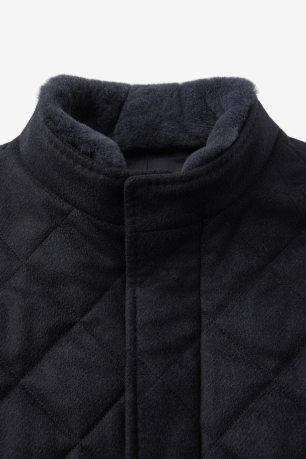 피아젠자 캐100 에든버러 코트는 겨울 시즌을 위한 클래식하고 시크한 스타일의 퀼팅 코트입니다. 부드러운 캐시미어와 울 소재의 혼방으로 제작되어 뛰어난 보온성과 고급스러운 촉감을 선사합니다. 블랙 컬러의 레귤러 핏 디자인에 탈착 가능한 천연 렉스 퍼 카라가 더해져 일상, 출근룩, 모임룩, 연말 모임룩 등 다양한 TPO에 활용 가능합니다. 버튼 여밈 방식과 긴 소매 기장으로 클래식한 디자인을 완성했으며, 무지 퀼팅 패턴이 세련된 느낌을 더합니다. 
