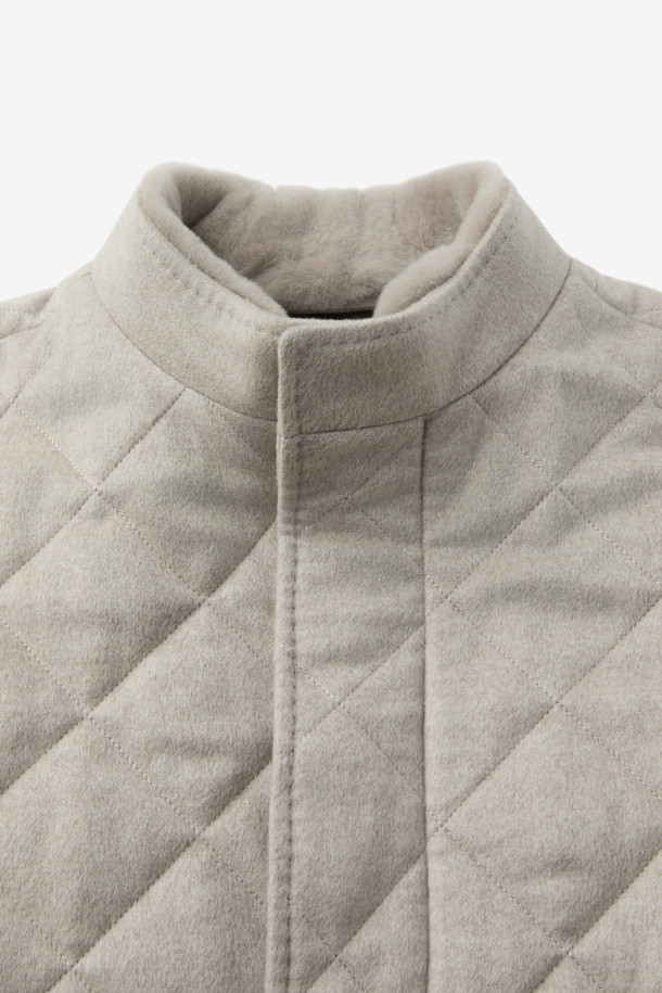 피아젠자 캐100 에든버러 코트는 여성들을 위한 겨울, 가을용 코트입니다. 베이지, 아이보리 두 가지 색상으로 출시되었으며, 클래식하고 미니멀한 스타일을 연출할 수 있습니다. 퀼팅 처리된 디자인에 미디엄 기장, 레귤러 핏으로 제작되었으며, 싱글 버튼 여밈 방식으로 간편하게 착용 가능합니다. 부드러운 촉감의 캐시미어, 모 소재를 사용하여 보온성을 높였으며, 탈착 가능한 천연 렉스 퍼 카라가 특징입니다. 출근룩, 모임룩으로 활용하기 좋으며, 고급스러운 분위기를 더해줍니다.
