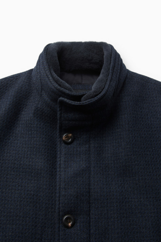 피아젠자 캐100 에든버러 드라이빙 코트는 고급스러운 소재와 디자인으로 완성된 아우터입니다. 네이비 컬러의 무지 디자인으로, 클래식하고 엘레강스한 스타일을 연출합니다. 캐시미어와 밍크 소재의 조화로 부드러운 촉감과 두꺼운 두께감을 자랑하며, 가을과 겨울 시즌에 따뜻하게 착용할 수 있습니다. 하프 기장의 레귤러핏 드라이빙 코트로, 싱글 버튼 여밈 방식과 퍼 카라, 패딩 안감이 특징입니다. 오피스룩, 비즈니스 캐주얼, 모임룩 등 다양한 TPO에 활용 가능하며, 미니멀하고 시크한 스타일을 완성합니다.
