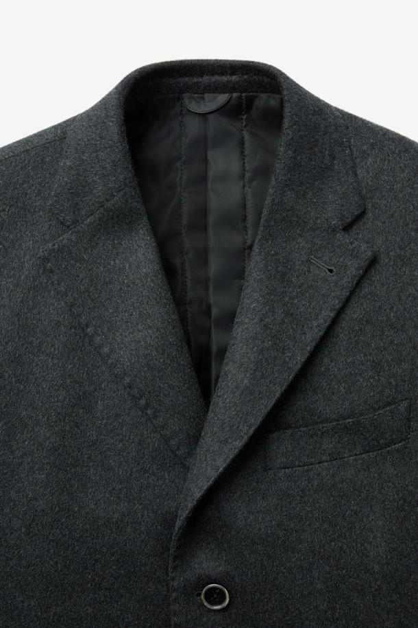 피아젠자 캐100 솔리드 체스터 코트는 이태리 PIACENZA사의 캐시미어 100% 소재로 제작되어 부드러운 촉감과 고급스러운 광택을 자랑합니다. 블랙, 차콜 두 가지 색상으로 출시되었으며, 잦은 회의나 중요한 약속 등 오피스룩, 비즈니스 캐주얼, 모임룩에 모두 잘 어울리는 클래식하고 세련된 스타일을 연출합니다. 레귤러핏 싱글버튼 디자인에 두꺼운 두께감으로 가을, 겨울 시즌 뛰어난 보온성을 제공하며, THIN DOWN 및 THINSULATE 충전재로 더욱 따뜻하게 착용할 수 있습니다. 긴 소매 기장의 레귤러 체스터 코트로, 미니멀하면서도 시크한 분위기를 선호하는 분들께 추천합니다.
