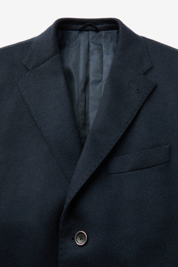 피아젠자 캐100 솔리드 체스터 코트는 네이비 컬러의 클래식한 무드를 선사하는 아우터입니다. 캐시미어 소재로 제작되어 부드러운 촉감을 자랑하며, 가을과 겨울에 따뜻하게 착용할 수 있습니다. 싱글 버튼 여밈 방식과 긴 소매 기장으로 세련된 디자인을 완성했으며, 안감은 패딩 처리되어 보온성을 높였습니다. 출근룩, 오피스룩, 모임룩 등 다양한 TPO에 활용 가능하며, 클래식, 미니멀, 시크 스타일을 즐기는 분들께 추천합니다.
