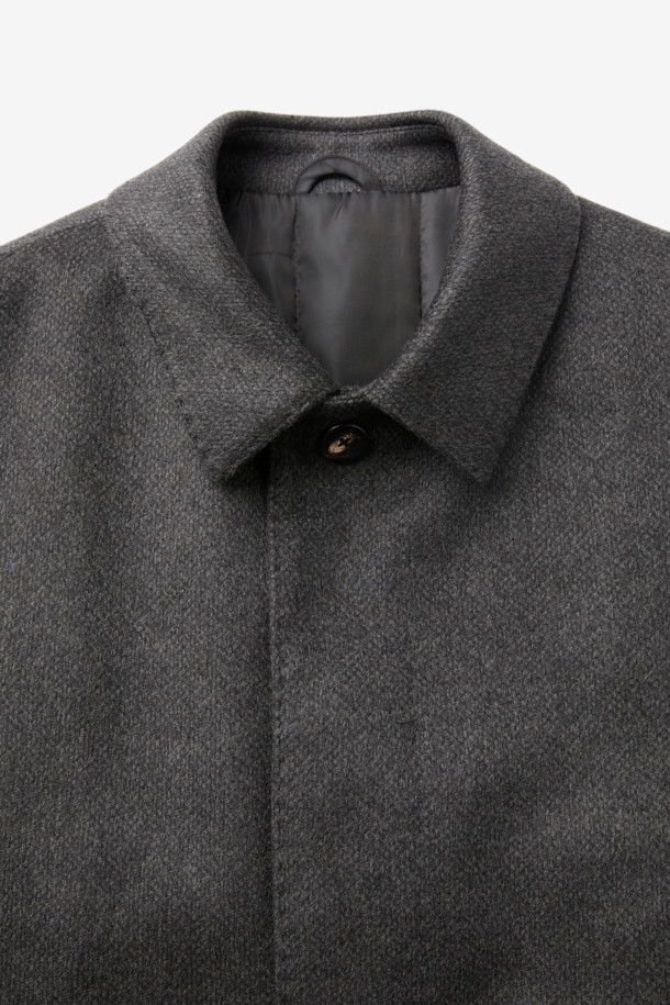 이태리 피아첸차 社의 캐시미어 100% 솔리드 셋인 코트입니다. 고급스러운 광택감과 부드러운 촉감이 특징이며, 클래식한 버드아이 패턴으로 세련된 분위기를 자아냅니다. 겨울철 보온성을 높여주는 씬 다운과 씬슐레이트 충전재를 사용하여, 추운 날씨에도 따뜻하게 착용할 수 있습니다. 출근룩, 오피스룩, 모임룩 등 다양한 상황에 활용할 수 있으며, 미니멀하고 시크한 스타일을 연출하기 좋습니다.