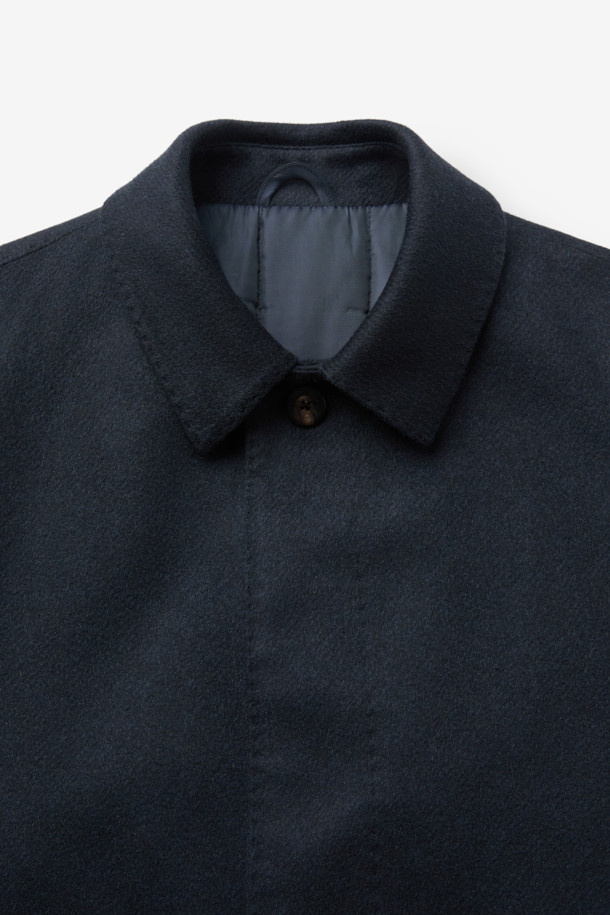 이태리 피아젠자(피아젠자) 社의 캐시미어 100% 소재로 제작된 피아젠자 캐100 솔리드 셋인 코트입니다. 그레이시 브라운 컬러의 클래식한 버드아이 패턴으로, 출근룩, 오피스룩, 모임룩 등 다양한 상황에 활용하기 좋습니다. 고급스러운 광택감과 부드러운 촉감이 특징이며, 씬 다운 및 씬슐레이트 충전재를 사용하여 우수한 보온성을 제공합니다. 미니멀하고 시크한 스타일을 연출하기에 적합한 셋인 코트입니다. 겨울철 당신의 스타일을 완성해 줄 아이템입니다.