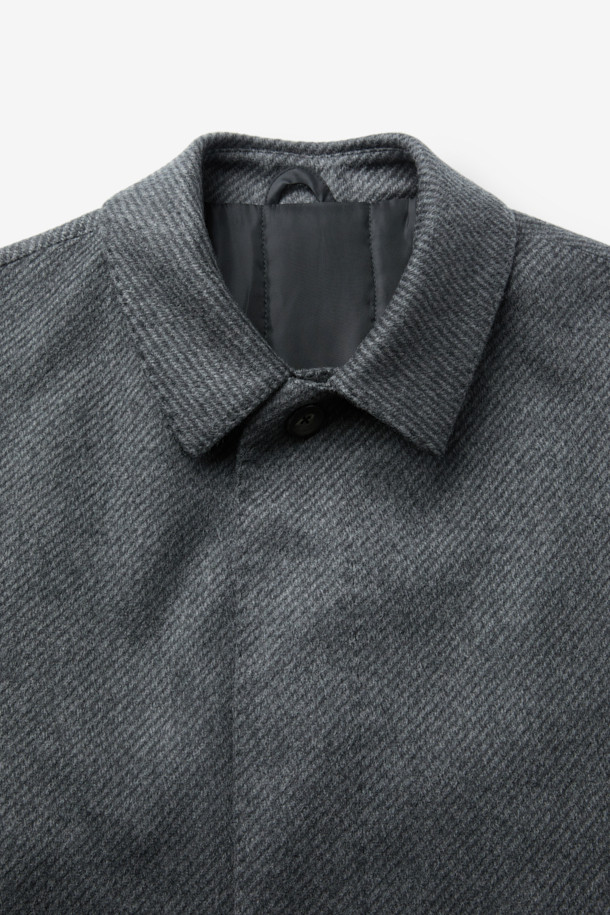 이태리 피아젠자 社의 캐시미어 100% 소재로 제작된 솔리드 셋인 코트입니다. 클래식한 무드의 미디움 그레이 컬러로, 겨울철 출근룩, 오피스룩, 모임룩에 시크하고 미니멀한 스타일을 더합니다. 뛰어난 보온성을 자랑하는 씬 다운 및 씬슐레이트 충전재 사용으로 한겨울에도 따뜻하게 착용 가능하며, 고급스러운 광택감과 트윌 조직감이 특징입니다. 부드러운 촉감의 캐시미어 소재는 편안한 착용감을 선사합니다.