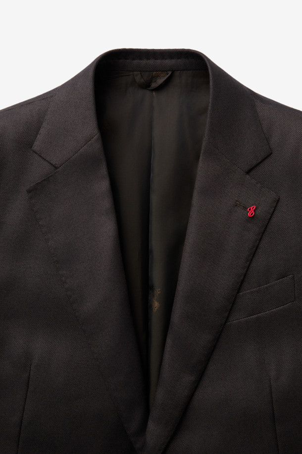 콜롬보 캐시실크 트윌 솔리드 수트 재킷 (Brown)은 남성을 위한 클래식하고 엘레강스한 스타일의 수트 자켓입니다. 브라운 컬러의 솔리드 패턴으로, 오피스룩, 비즈니스 캐주얼, 모임룩 등 다양한 TPO에 활용하기 좋습니다. 캐시미어와 실크 소재를 사용하여 부드러운 촉감과 은은한 광택을 자랑하며, 뛰어난 드레이프성을 느낄 수 있습니다. 레귤러핏, 싱글 버튼, 긴 소매, 레귤러 기장으로 디자인되었으며, 비접착 에든버러 수트로 제작되어 고급스러운 착용감을 선사합니다. 사계절 모두 활용 가능한 중간 두께의 수트 자켓입니다.
